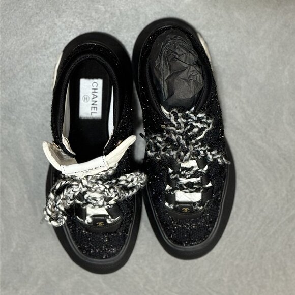 CHANEL  White CC Black Tweed Ski Boots with Spikes  - Size 39 (US - 8.5) NWOT's - Picture 1 of 13